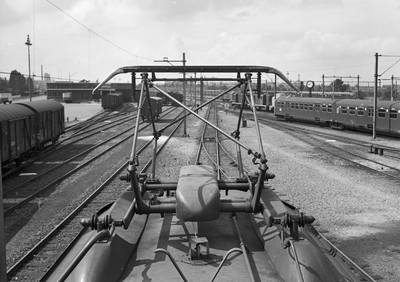 841119 Afbeelding van een van de stroomafnemers van het electrische treinstel nr. 757 (mat. 1954, plan G) op het ...